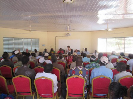 réunion avec les agriculteurs après la livraison du matériel agricole. mise au point de l'organisation (01/2017)